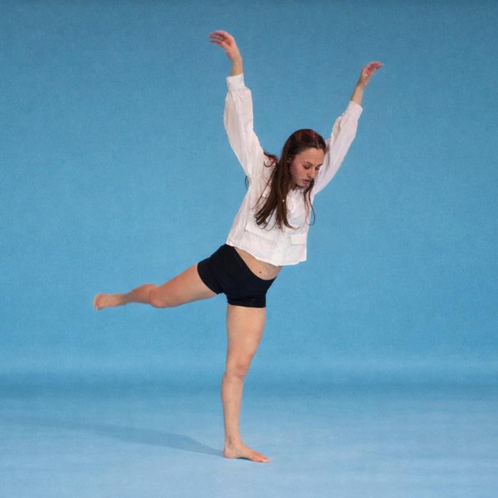 Danseuse en mouvement, jambe et bras levés