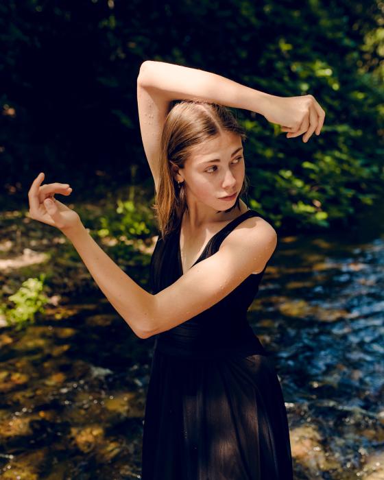 Danseuse au bord d'une rivière